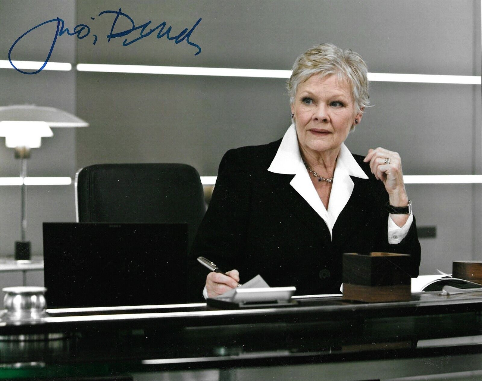 Judi Dench autograph - signed James Bond Photo Poster painting