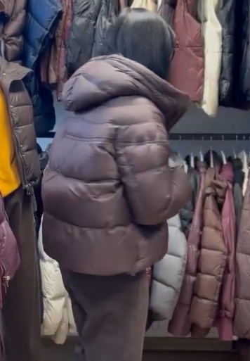 Kurtka puchowa z kapturem i zamkiem błyskawicznym – Styl Uniwersalny na Zimę