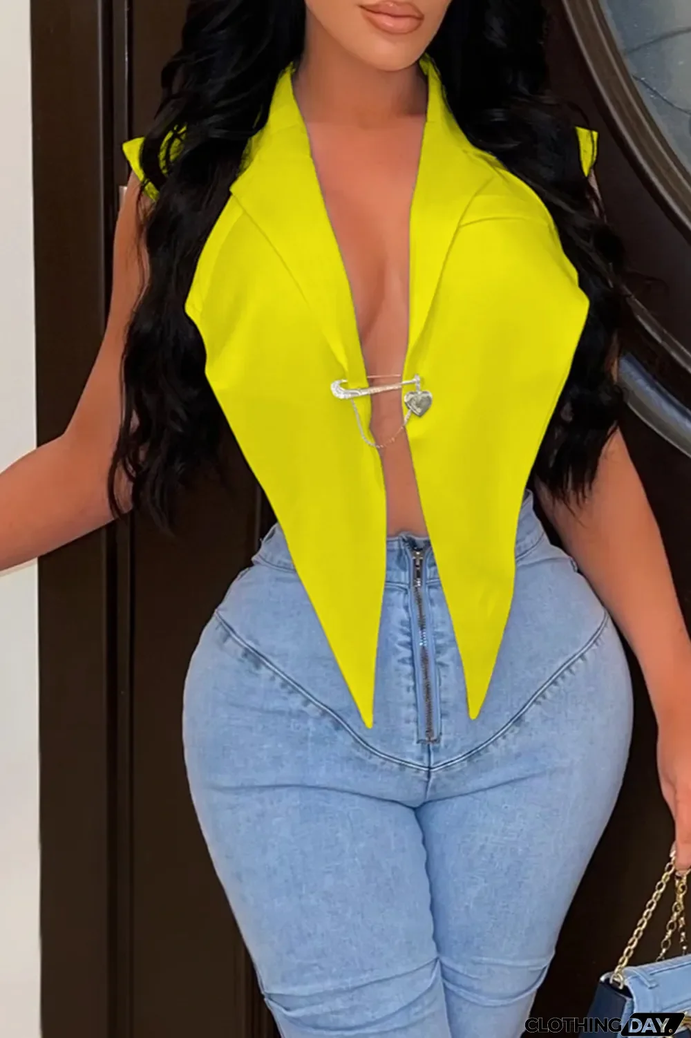 White Sexy Solid Split Joint Turndown Collar Tops (With a brooch)