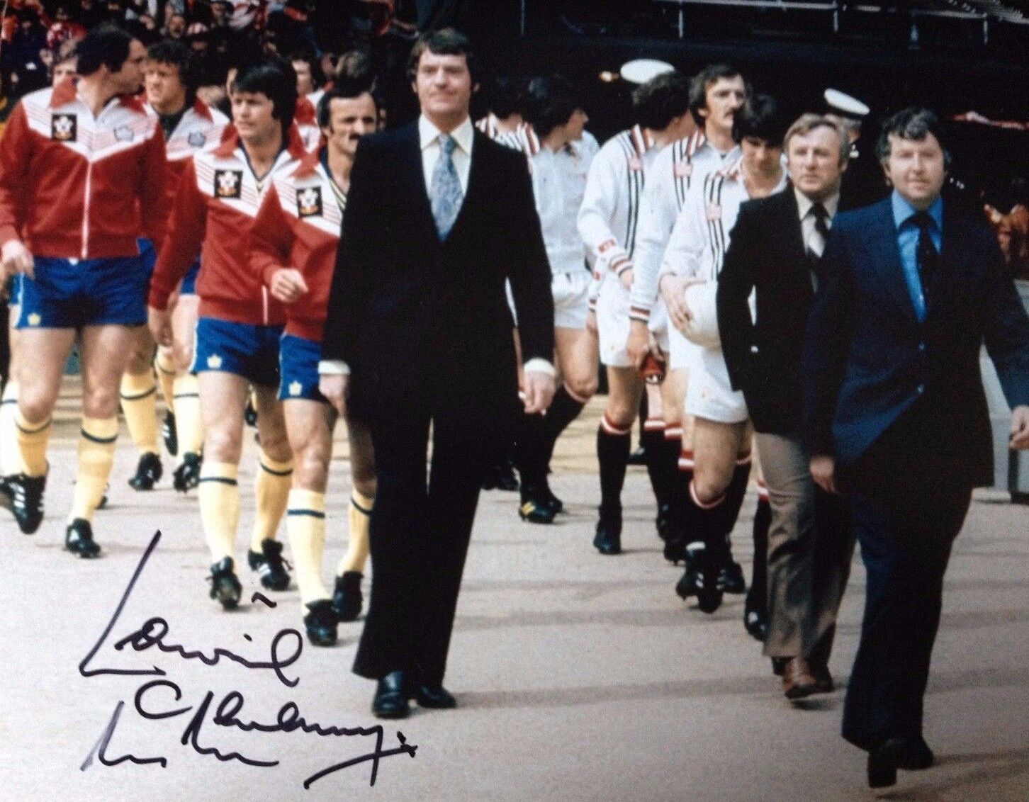 LAWRIE McMENEMY - SOUTHAMPTON LEGEND -SIGNED WEMBLEY Photo Poster painting v MANCHESTER UNITED