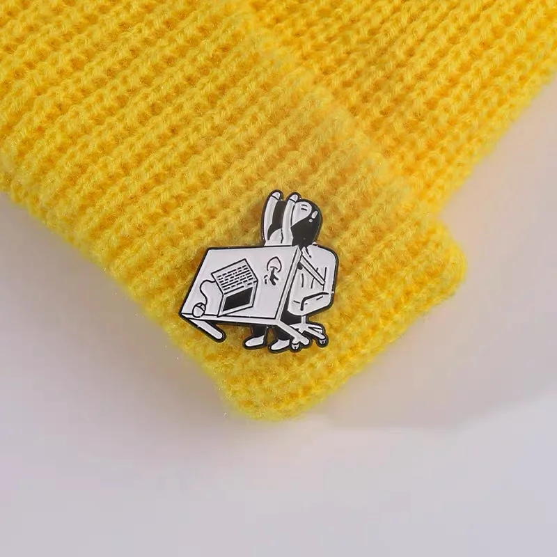 Danccia ”Flip the table“ BROOCH