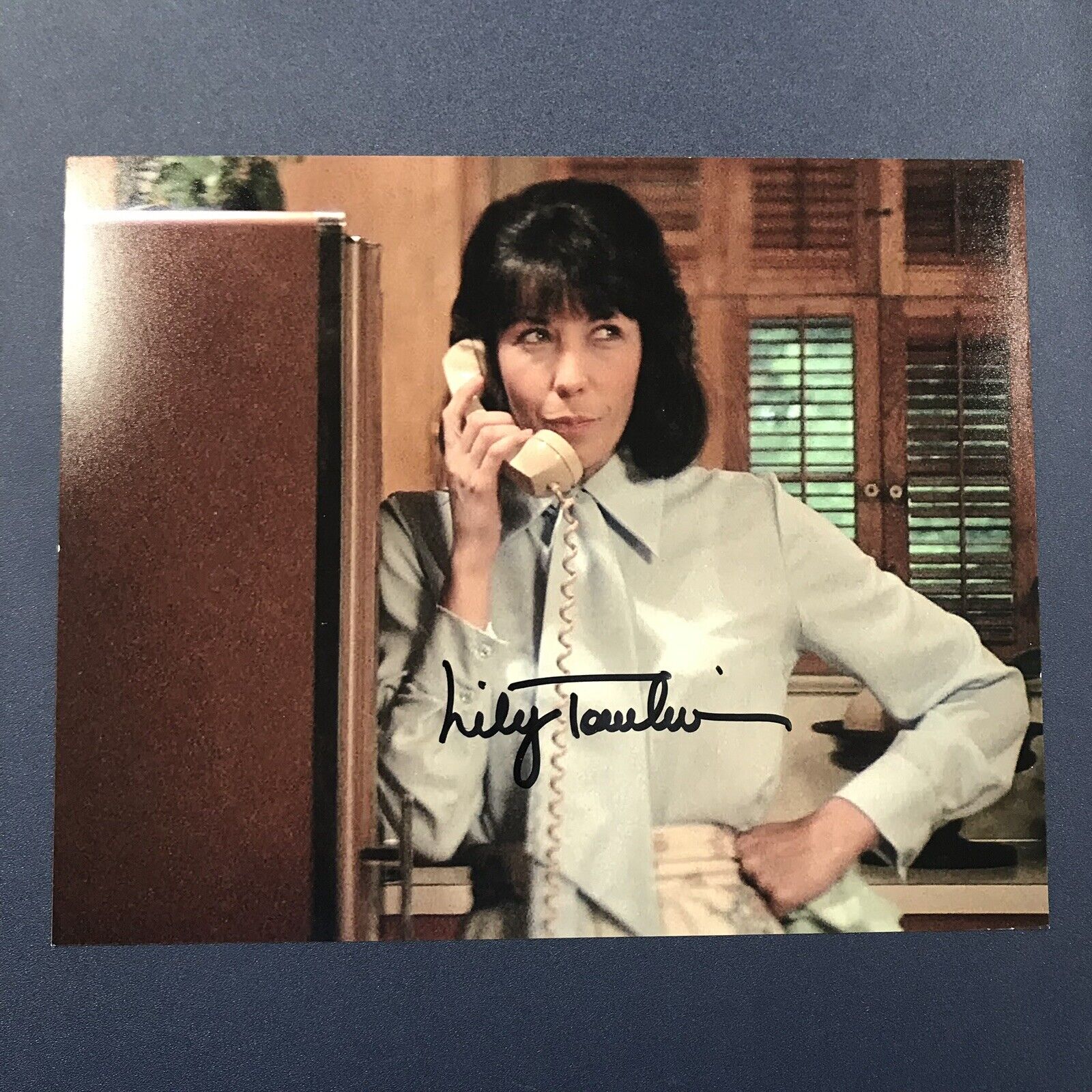 LILY TOMLIN HAND SIGNED 8x10 Photo Poster painting LEGENDARY ACTRESS AUTOGRAPHED VERY RARE COA