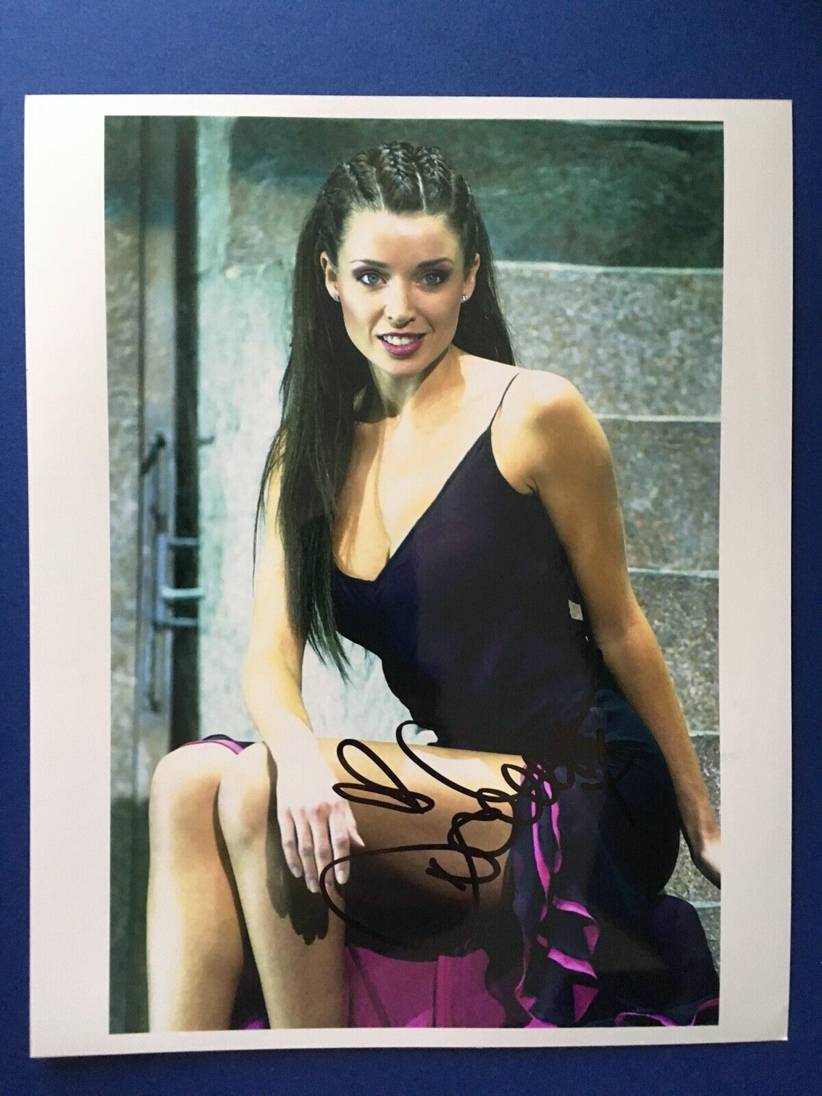 DANNII MINOGUE - AUSTRALIAN SINGER & ACTRESS - EXCELLENT SIGNED Photo Poster paintingGRAPH