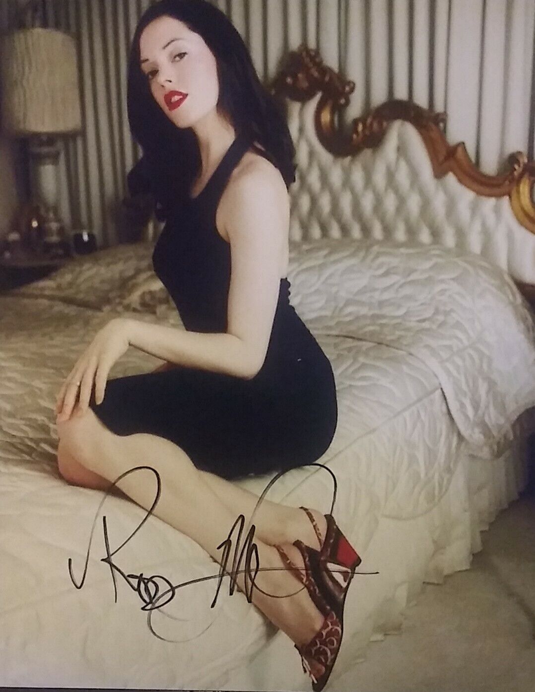 Rose McGowan signed 8x10