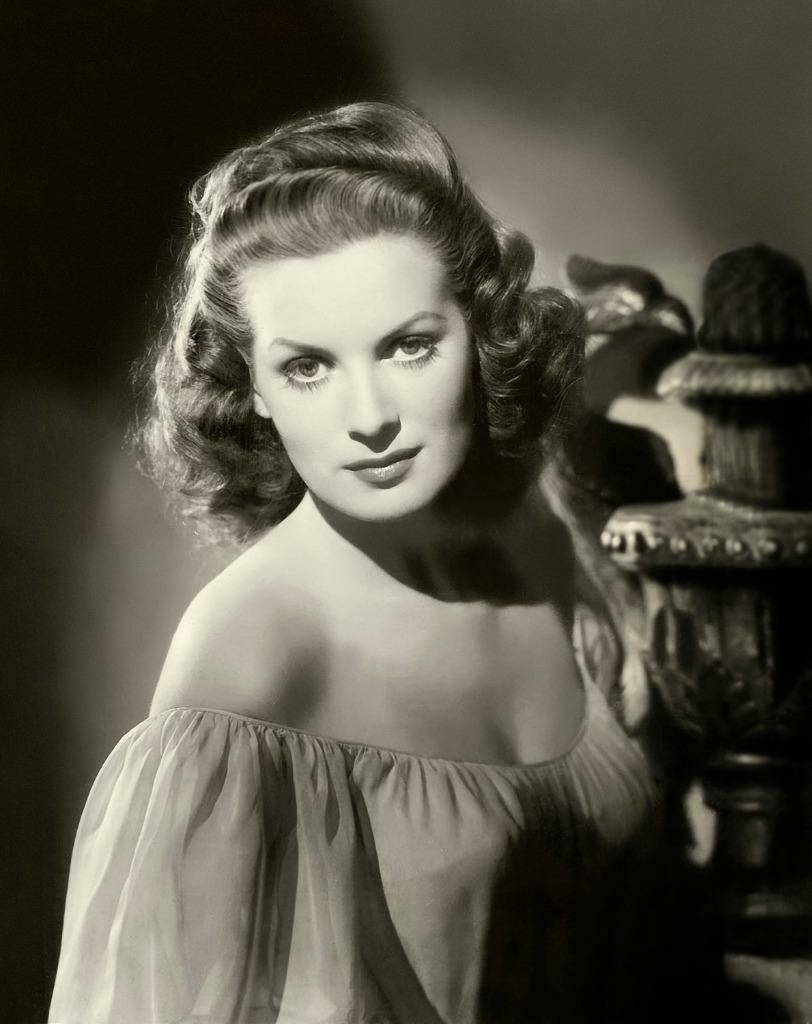 Maureen O Hara 8x10 Picture Simply Stunning Photo Poster painting Gorgeous Celebrity #4