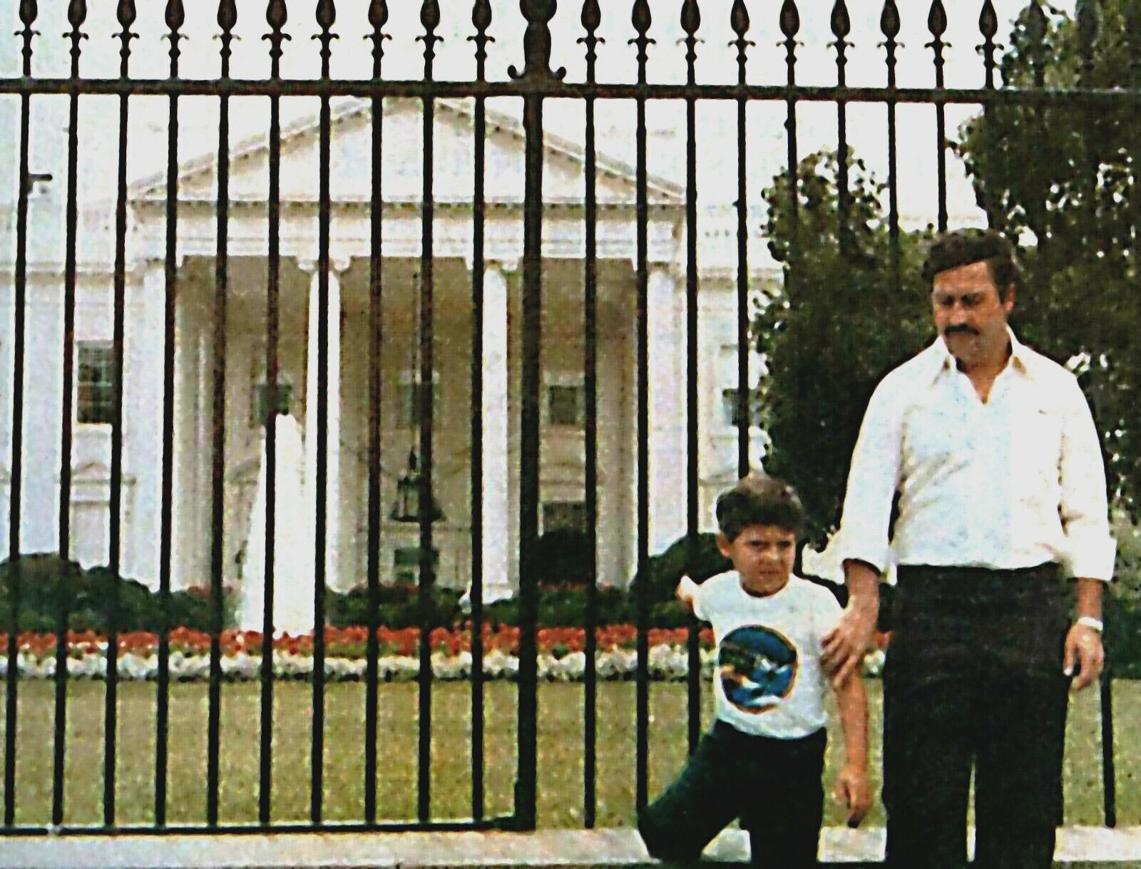 1981 PABLO ESCOBAR AT WHITE HOUSE DEA WANTED POSTER 8.5X11 Photo Poster painting PICTURE REPRINT