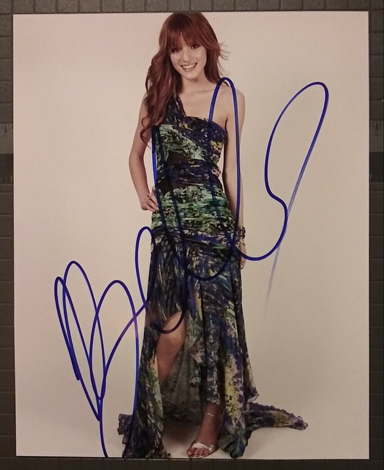 Bella Thorne signed 8x10