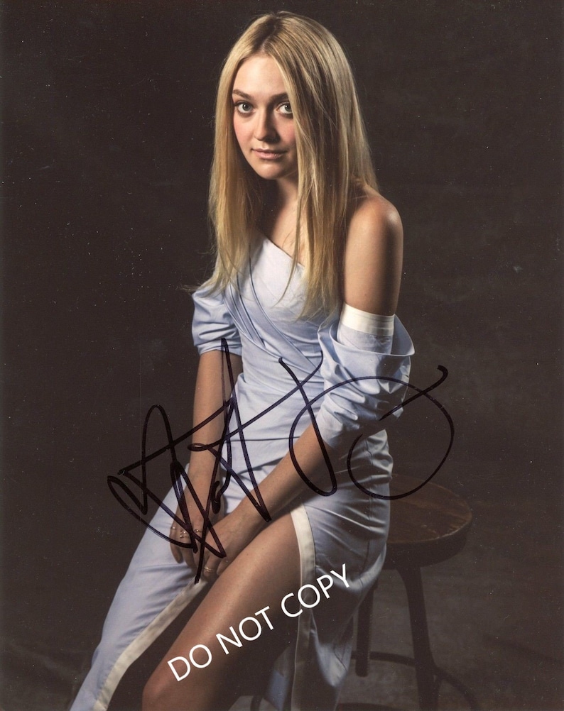 DAKOTA FANNING 8 x10 20x25 cm Autographed Hand Signed Photo Poster painting