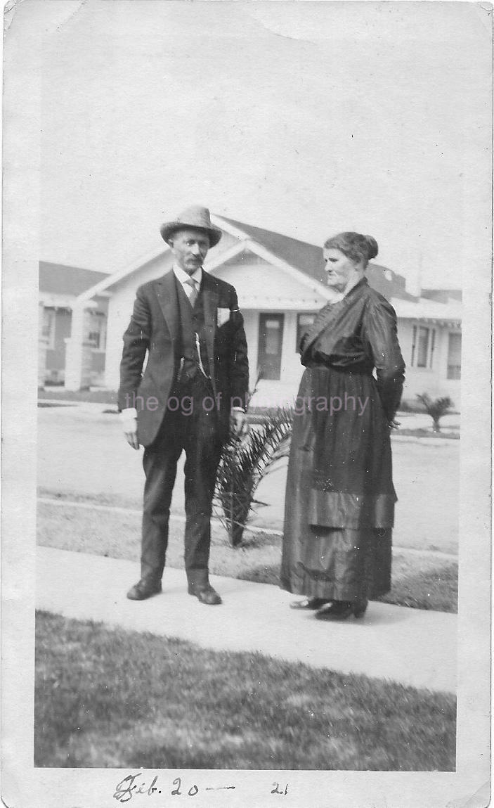 Found FAMILY Photo Poster paintingGRAPH bw Original ANTIQUE Snapshot VINTAGE 012 17 H