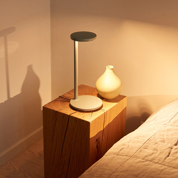 Stylish Innovative Table Lamp With Wireless Charger CSTWIRE