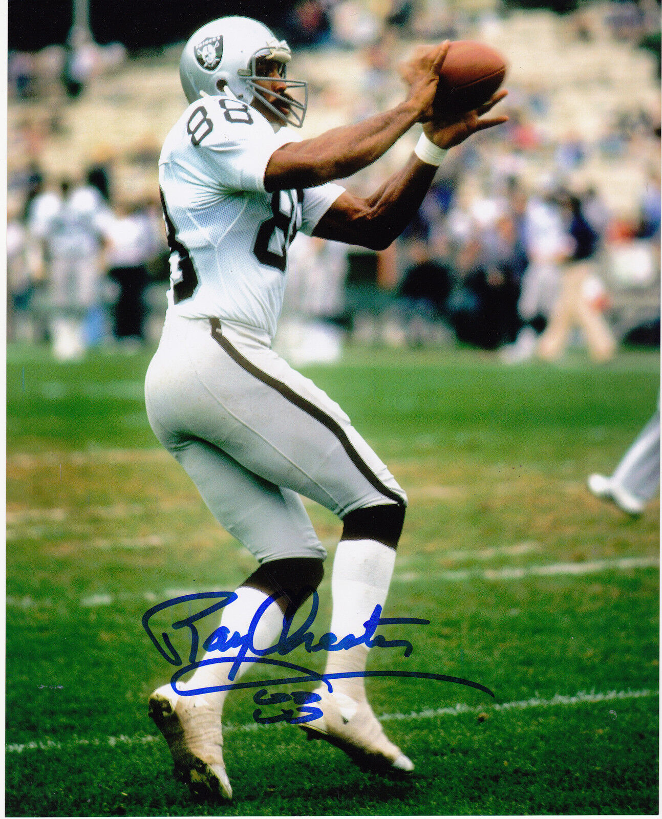 RAYMOND CHESTER OAKLAND RAIDERS ACTION SIGNED 8x10