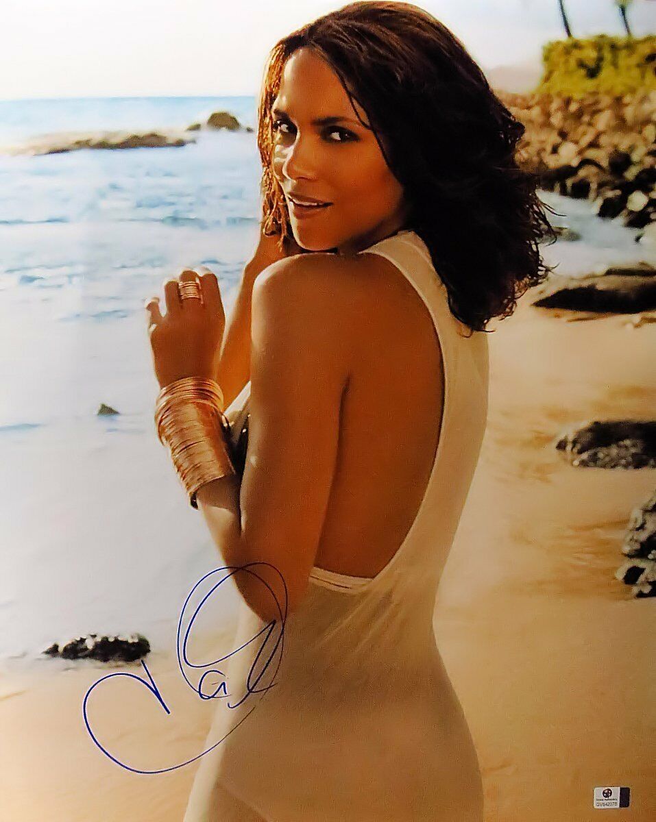 Halle Berry Signed Autographed 16X20 Photo Poster painting Gorgeous Sexy on Beach GV842078