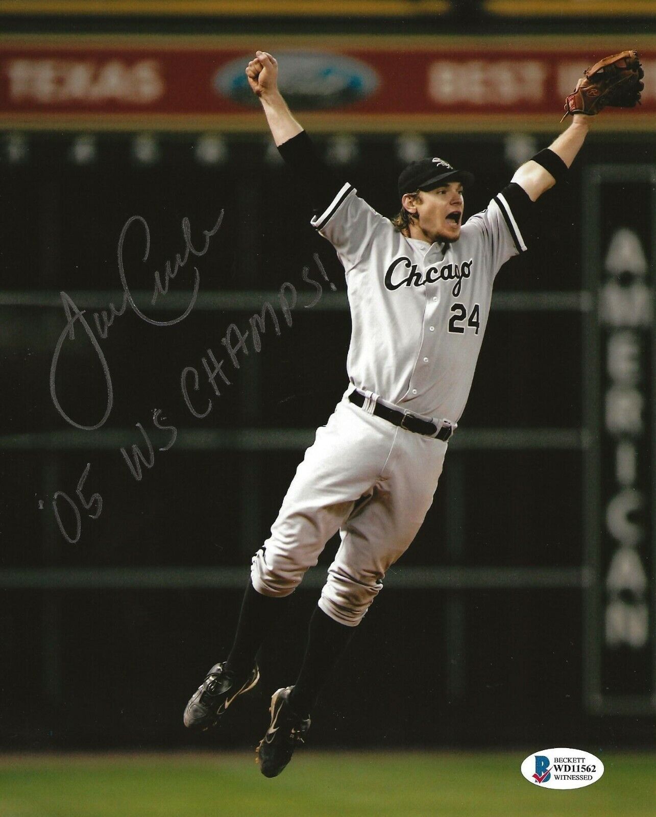 Joe Crede signed White Sox 8x10 Photo Poster painting W/ 2005 W.S. Champs 2 Beckett Witnessed