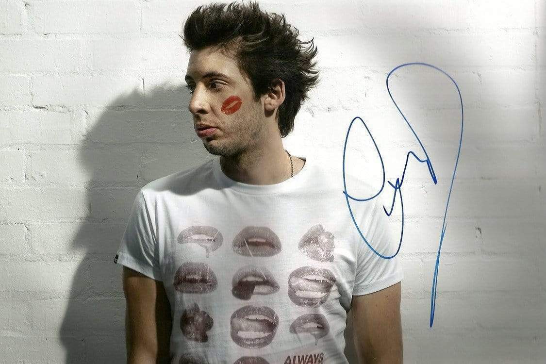 Example AUTHENTIC SINGER autograph, In-Person signed Photo Poster painting