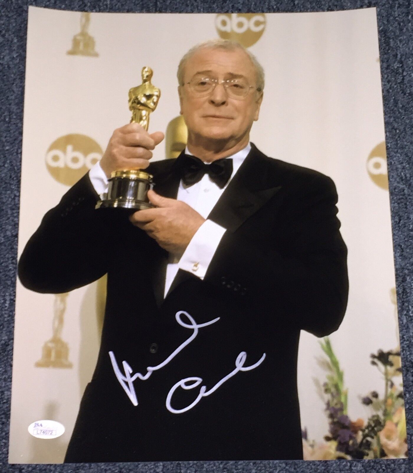 MICHAEL CAINE SIGNED AUTOGRAPH CLASSIC OSCARS TROPHY POSE 11X14 Photo Poster painting JSA L74072