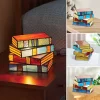 Lampe de livres empilés en vitrail