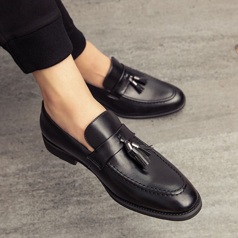 Fashion British Men Loafer Shoes outdoor Black Round Toe Slip On Business tassel party Leisure Trending Man Driving Flats shoes