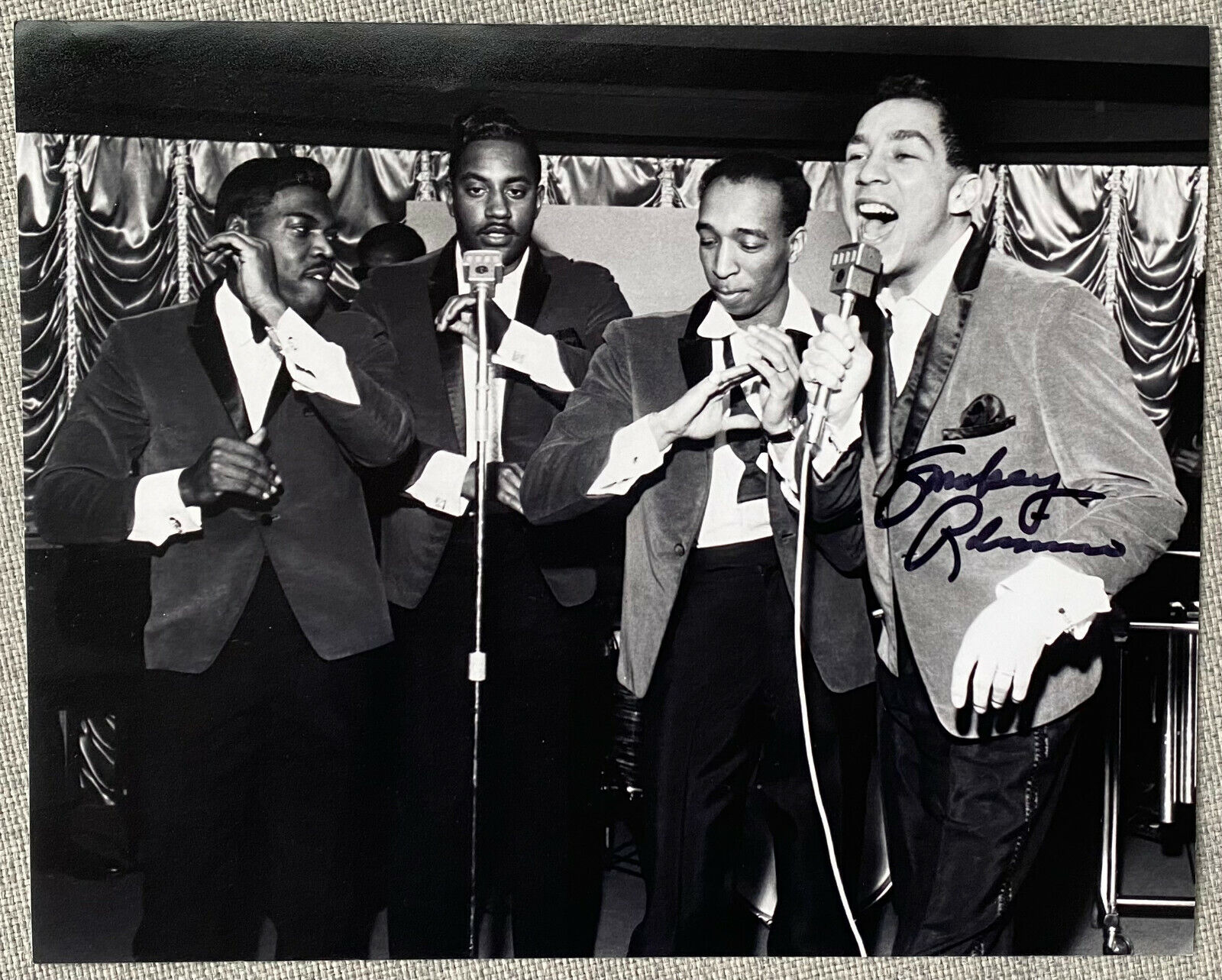 Motown Legend Smokey Robinson Signed IP 8x10 B&W Photo Poster painting - Authentic, The Miracles