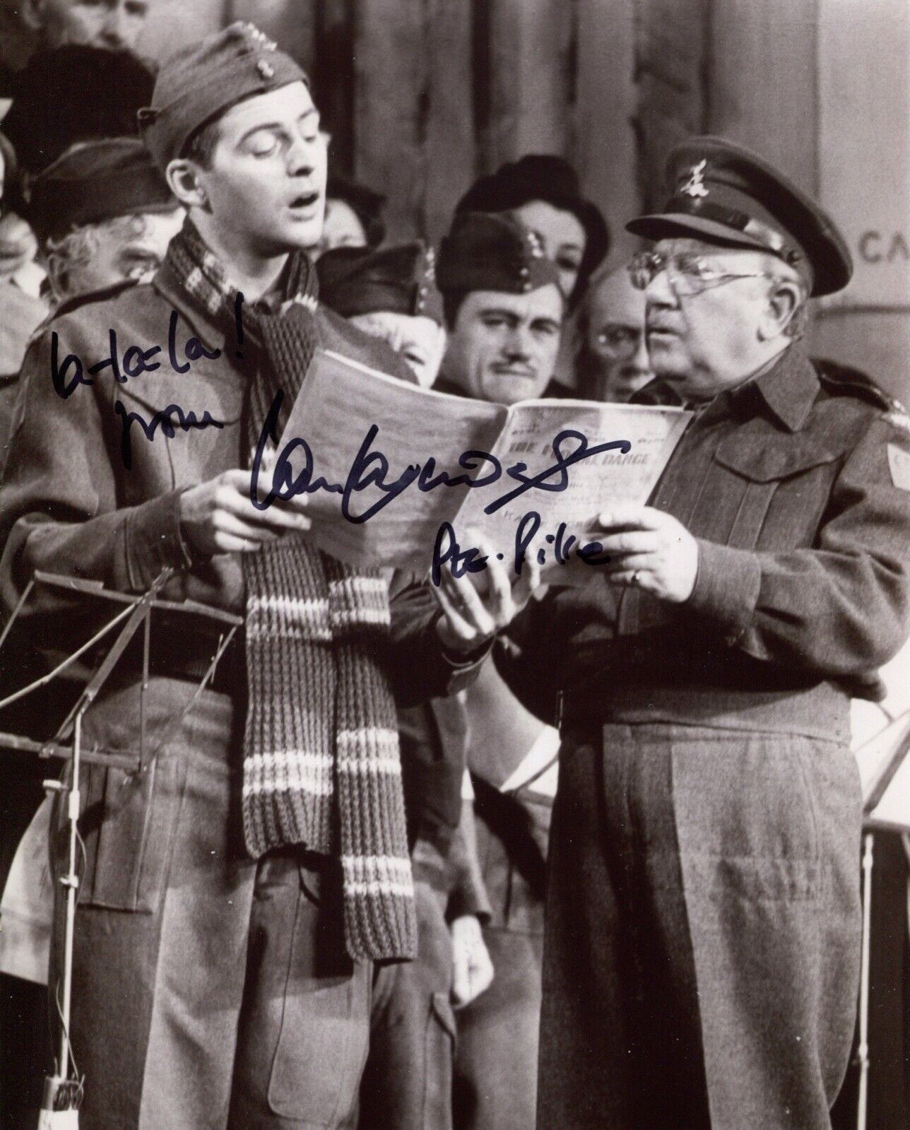 Actor Ian Lavender signed DADS ARMY 8x10 Photo Poster painting IMAGE No5