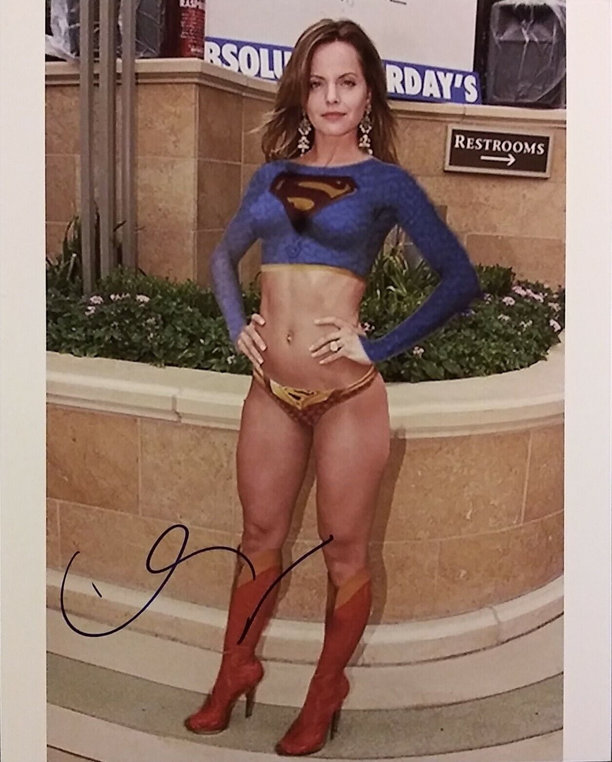 Mena Suvari signed 8x10