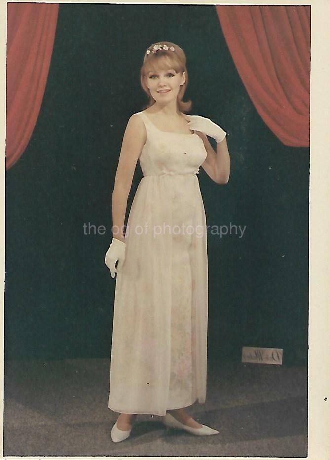 FOUND Photo Poster paintingGRAPH Color PRETTY WOMAN Original Portrait EVENING GOWN 19 47 C