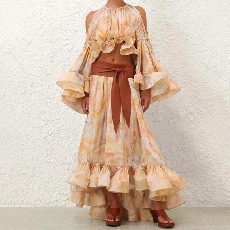 Completo due pezzi con top e gonna arricciati con stampa elegante