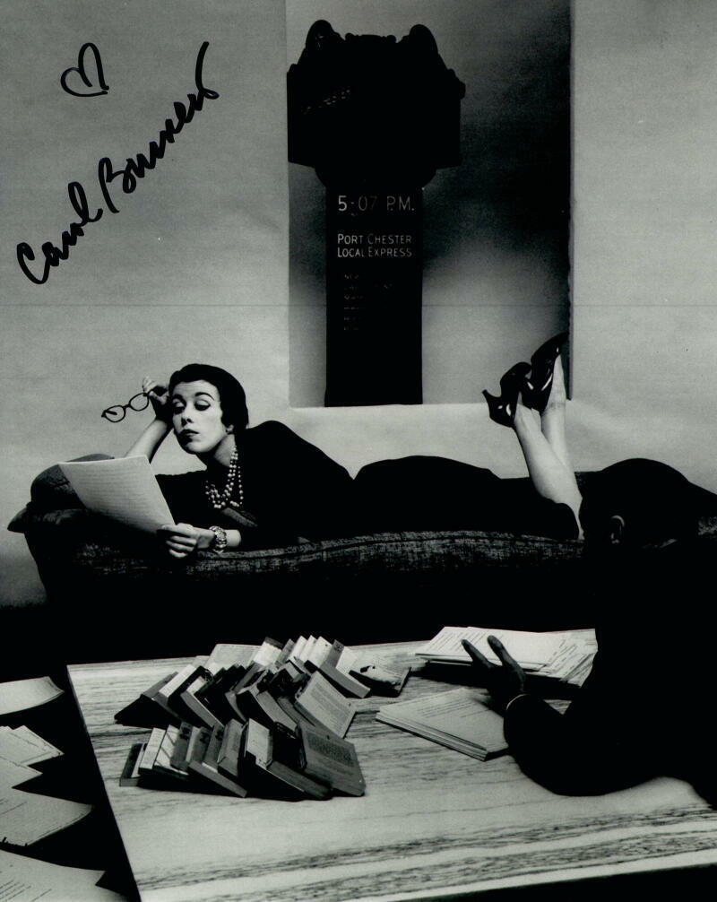 CAROL BURNETT SIGNED AUTOGRAPH 8X10 Photo Poster painting - VERY RARE IMAGE, SHOW, COMEDY LEGEND