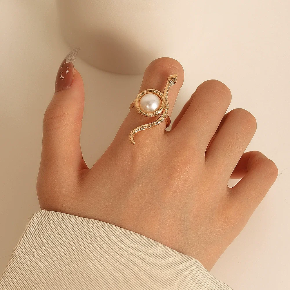 Serpentine gold-plated twisted pearl ring