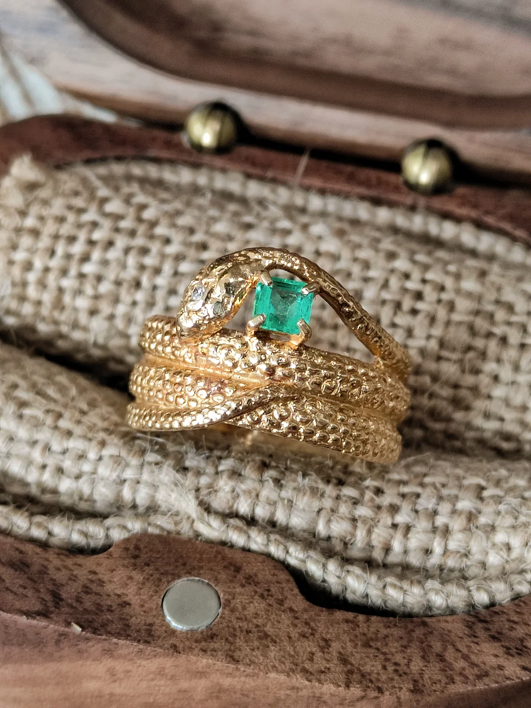 S522 祖母绿钻石蛇戒K18，祖母绿0.23ct，钻石0.01ct ，6.8g，15/54码【ins欧美风，时髦百搭，祖母绿颜色美，小精品，主石边缘有一丁丁小划痕，肉眼看十分不明显，社交距离不影响戴，略有氧化，可选择翻新】