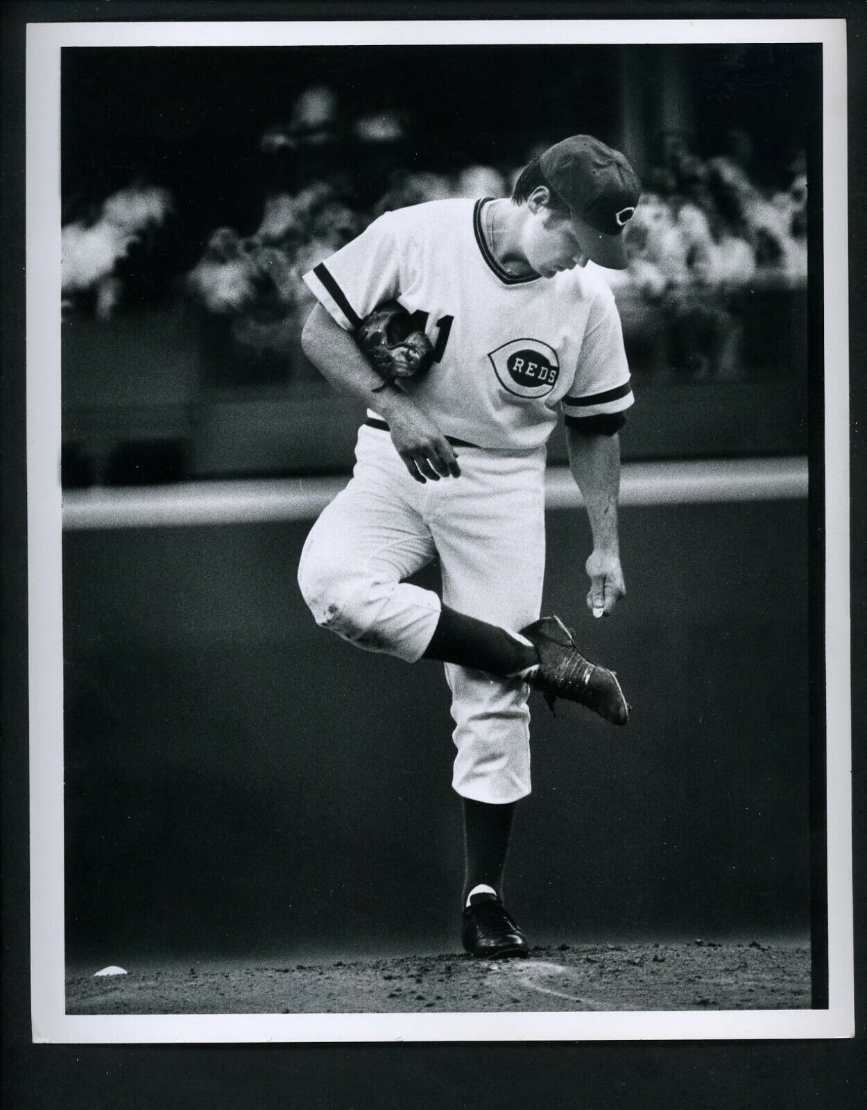 Tom Seaver removes mud from his spikes 1977 TYPE 1 Press Photo Poster painting Cincinnati Reds