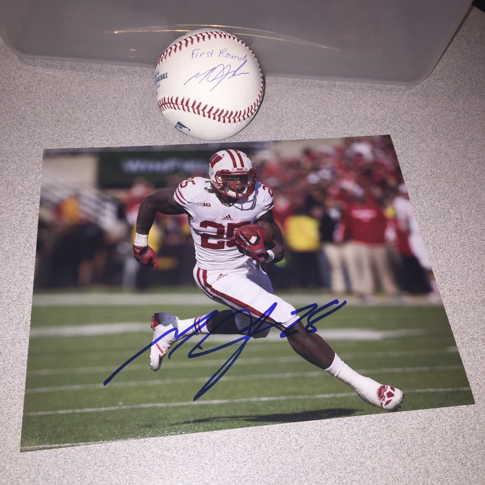 MELVIN GORDON WISCONSIN BADGERS SIGNED 8X10 Photo Poster paintingGRAPH & OFFICIAL BASEBALL LOT