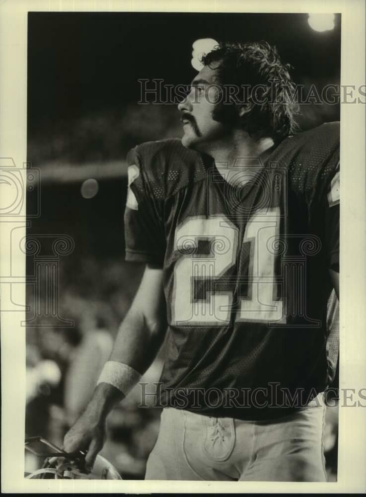 Press Photo Poster painting Jim Kiick, Football's Miami Dolphin Running Back, on Sideline