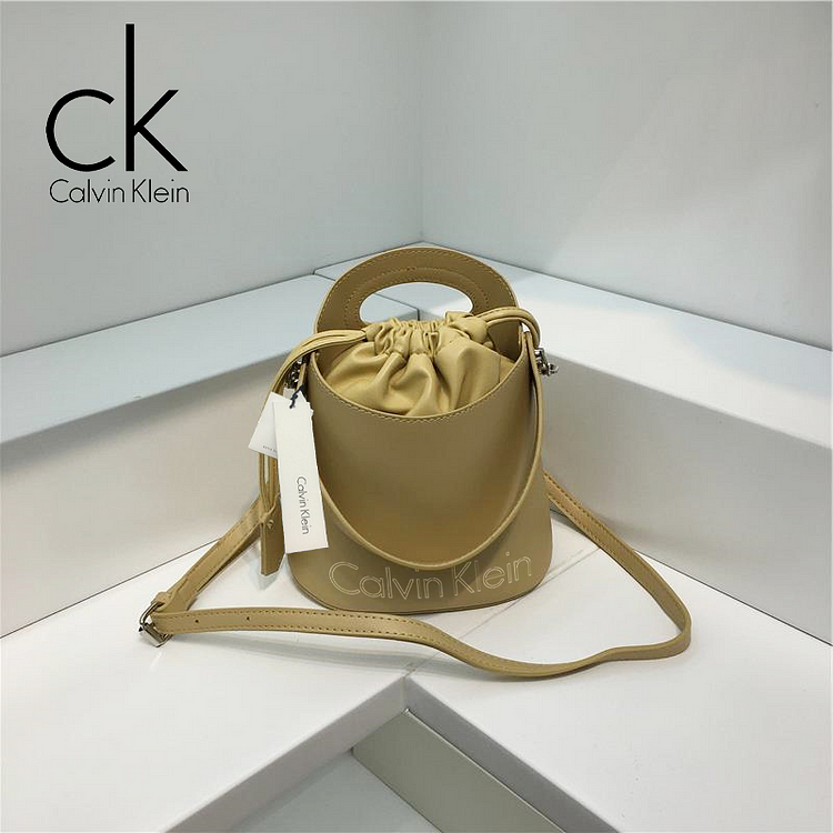 Calvin Klein 2025. Nová módní všestranná kabelka přes rameno