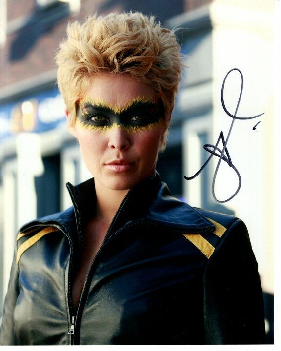 ALAINA HUFFMAN signed SMALLVILLE BLACK CANARY DINAH LANCE 8x10 Photo Poster painting