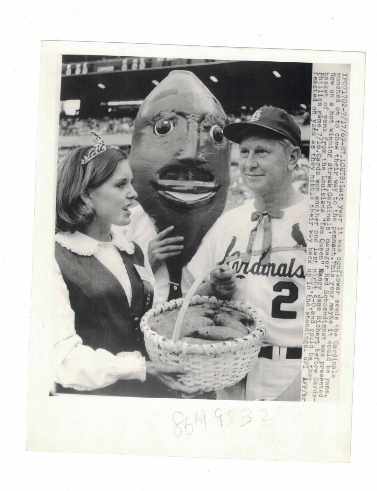 1969 Red Schoendiest W/Yam Queen St. Louis Cardinals UPI Baseball Photo Poster painting AO65