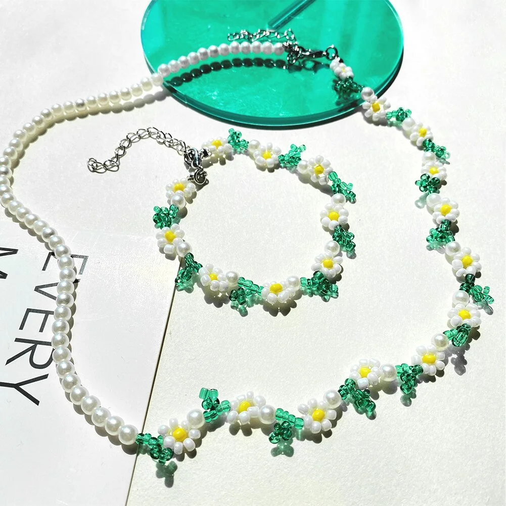 Dvacaman Korean Trendy Colorful Little Daisy Flower Beaded Necklace for Women Boho Acrylic Bead Clavicle Necklace Choker Jewelry