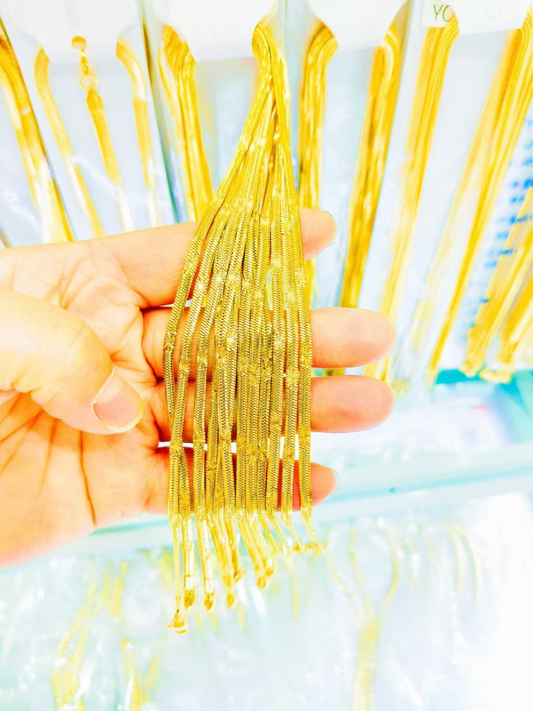 Interchangeable chains that can be worn as a minimalist necklace.