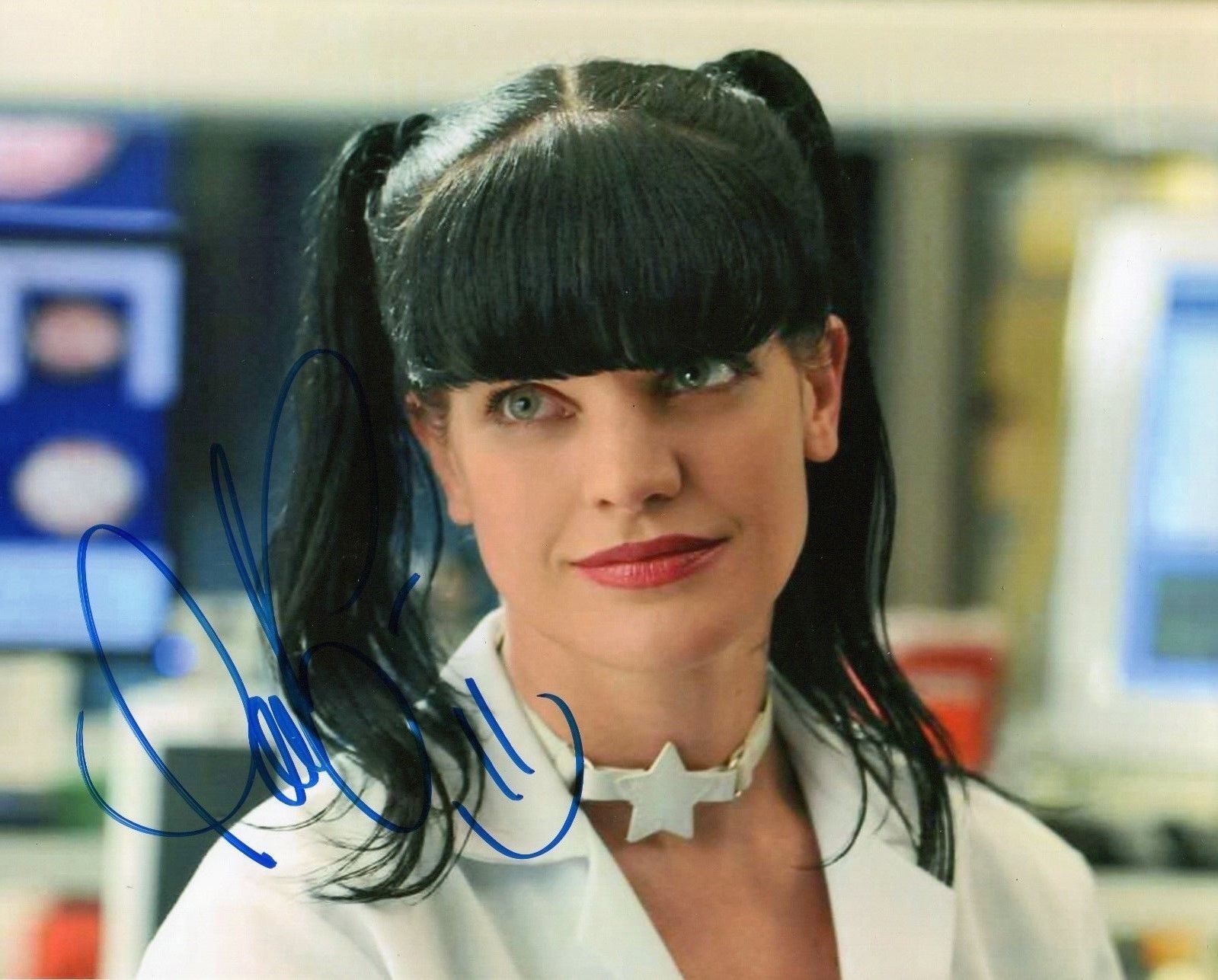 PAULEY PERRETTE AUTOGRAPHED SIGNED A4 PP POSTER Photo Poster painting PRINT 9