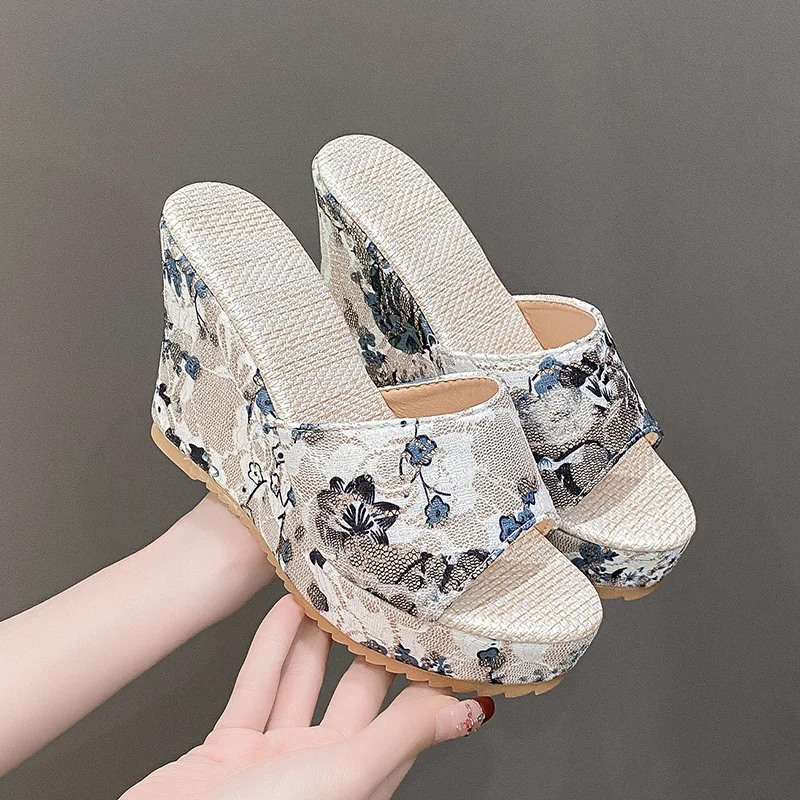 Yyvonne Women's Shoes Summer New Solid-Colored Slope And Large-Size Cool Slippers Women 2025 Fashion Wearing Sandals