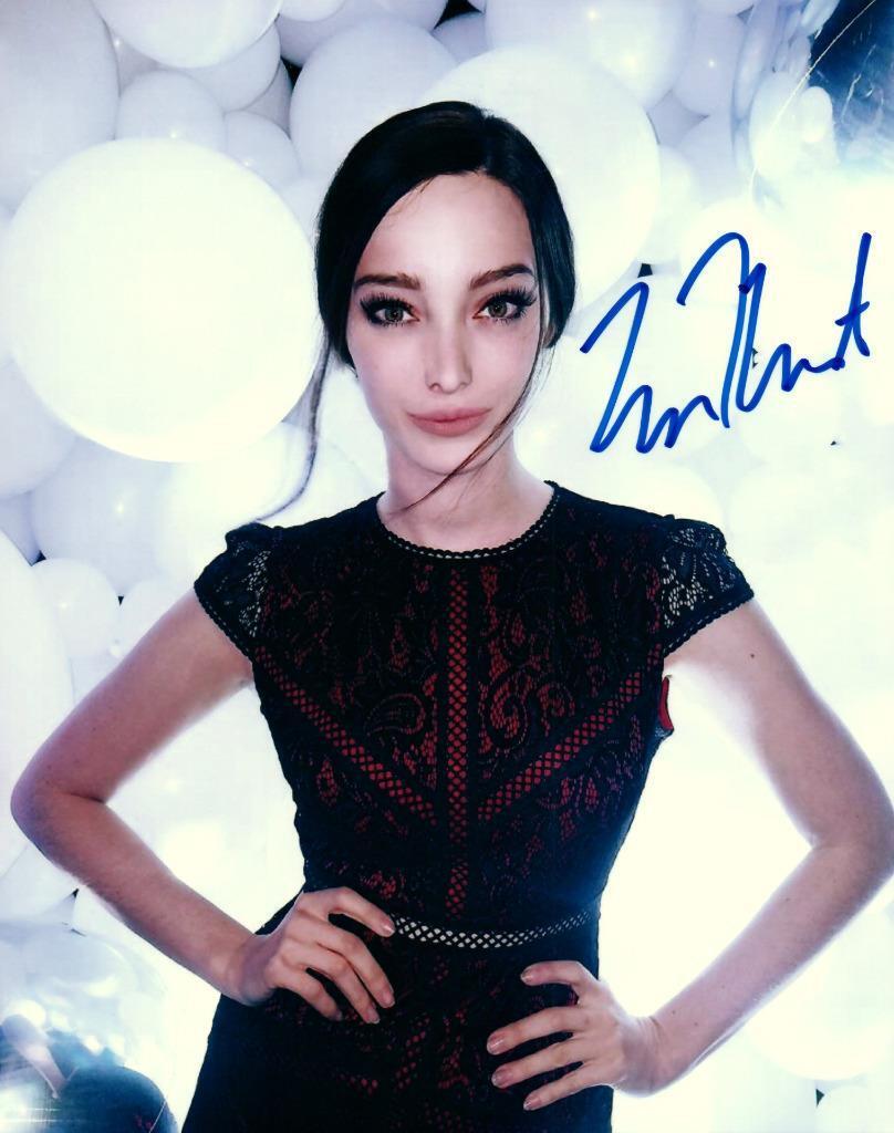 Emma Dumont 8x10 Signed Autographed Photo Poster painting Picture with COA