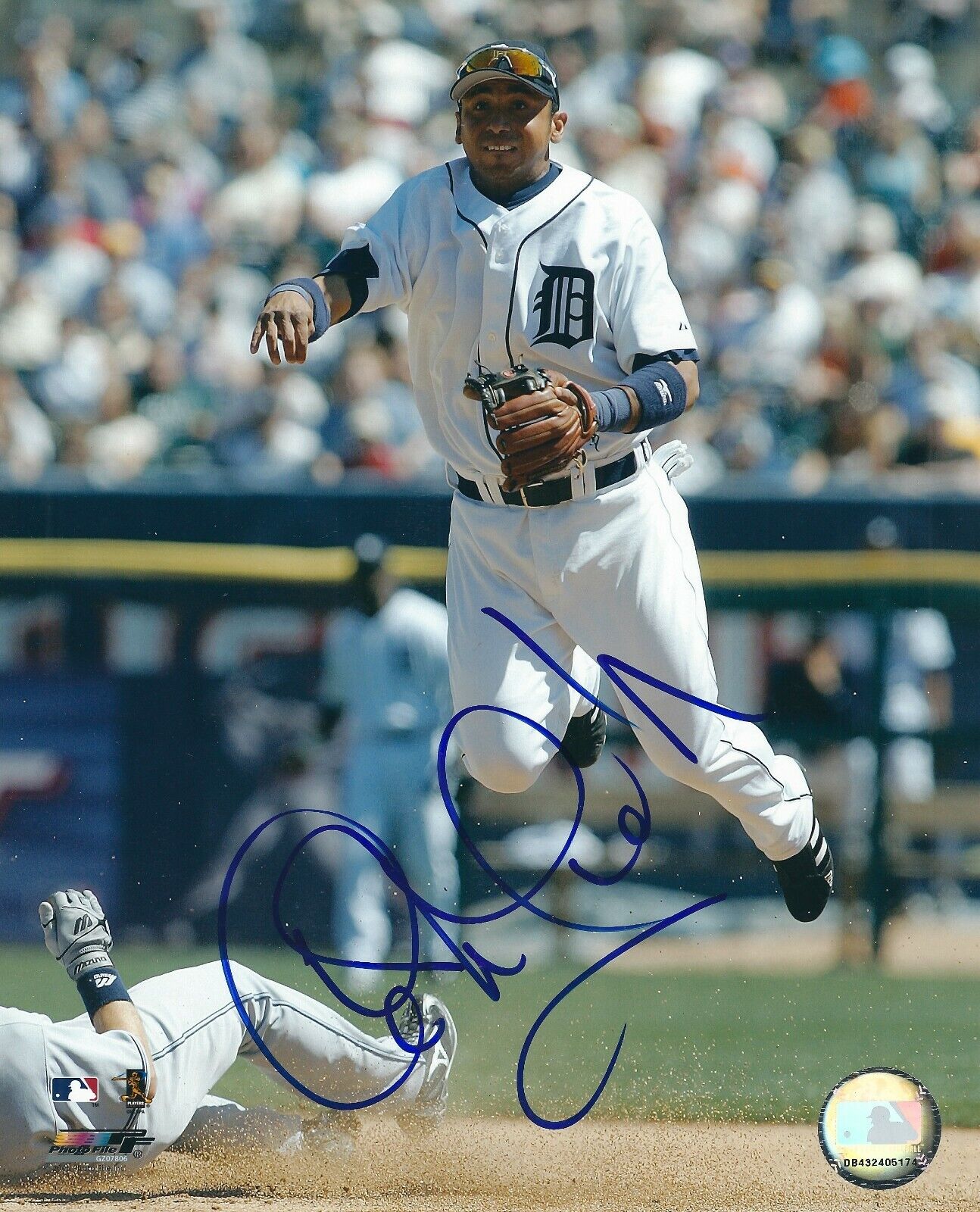 Autographed CARLOS GUILLEN Detroit Tigers 8x10 Photo Poster painting - COA