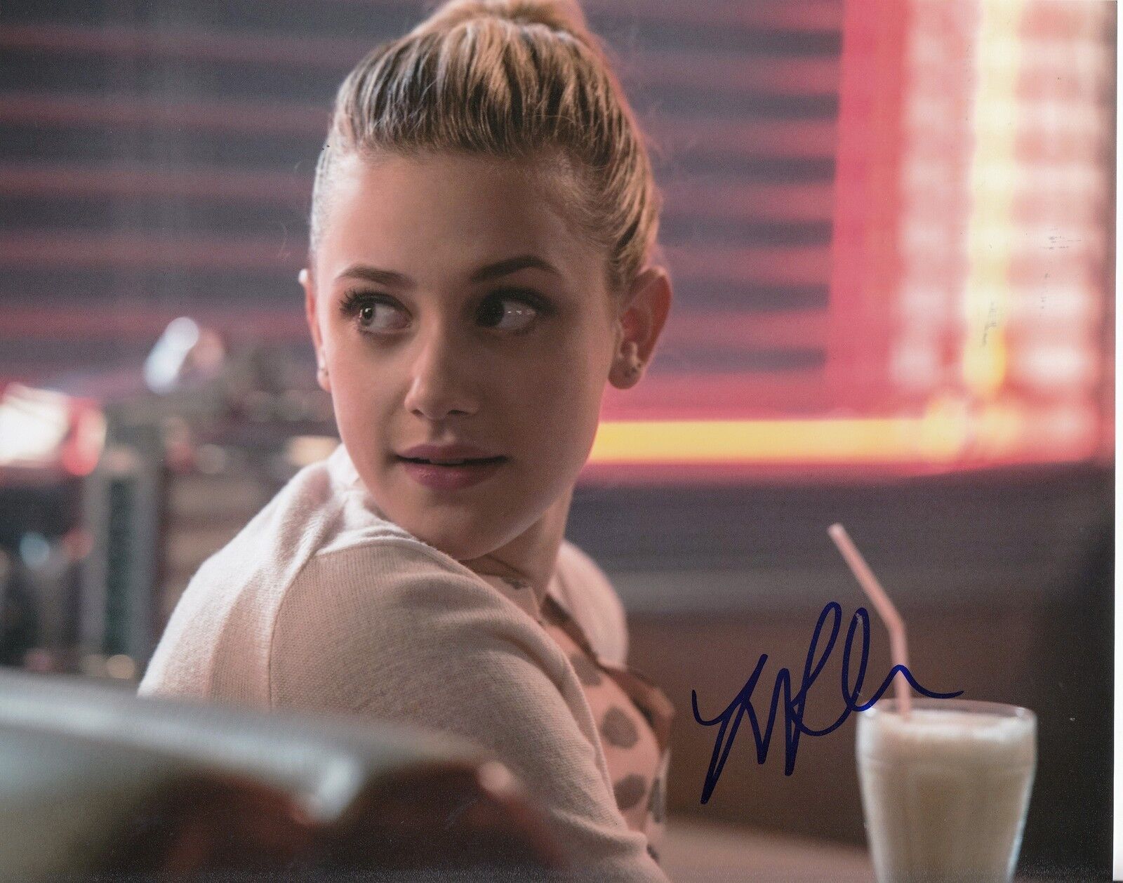 LILI REINHART signed (RIVERDALE) TV SHOW 8X10 Photo Poster painting *BETTY COOPER* PROOF W/COA A