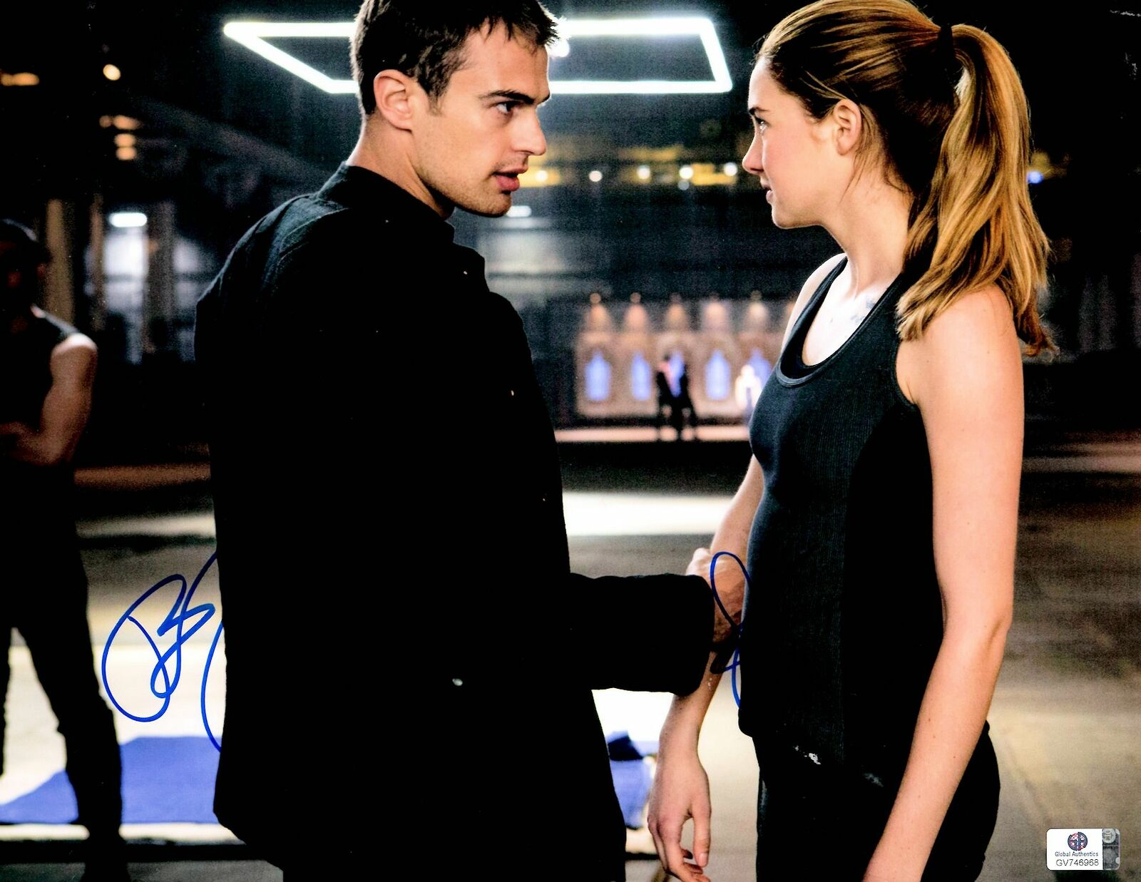 Shailene Woodley Theo James Dual Autographed 11X14 Photo Poster painting Divergent GV746968