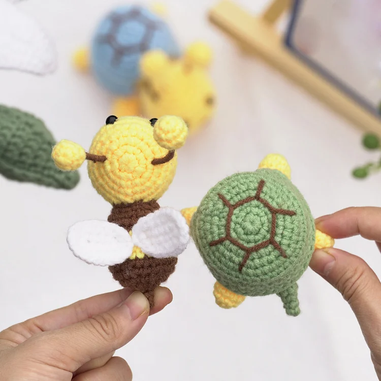 YarnSet - Bees With Turtle Shell Crochet Kit - 2 Colors