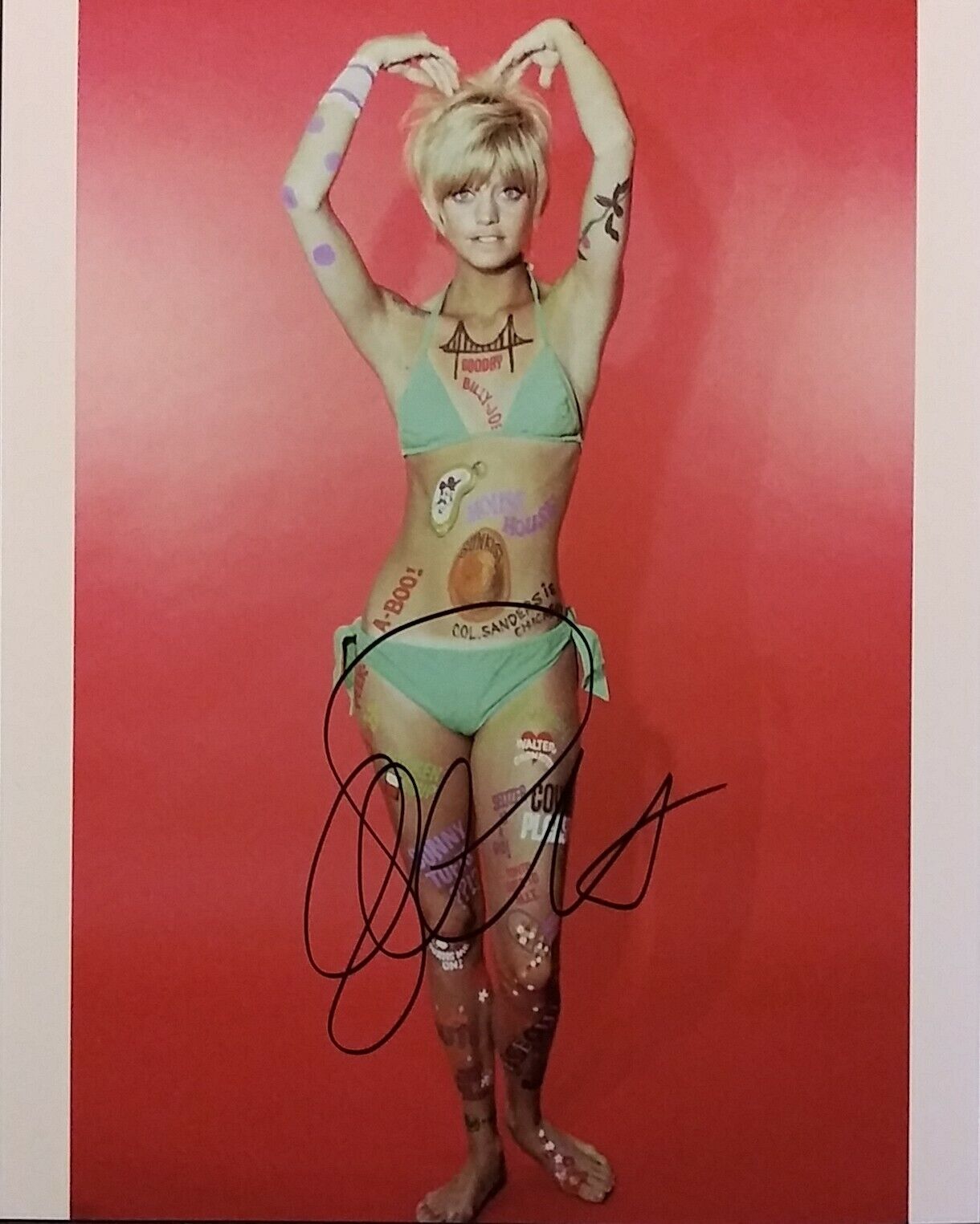 Goldie Hawn signed 8 x 10