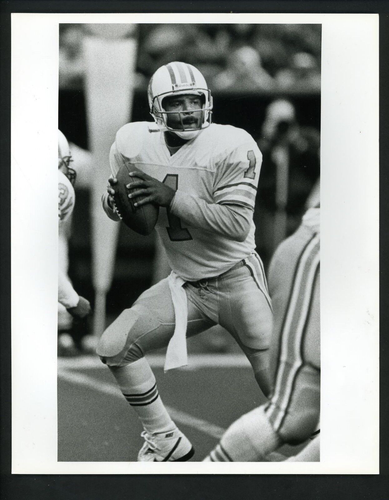 Warren Moon 1988 Press Original Photo Poster painting Houston Oilers dropping back to pass