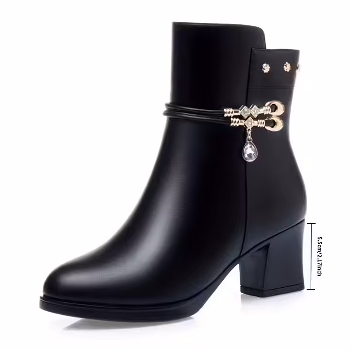 Botas curtas femininas de cano curto em material sint&eacute;tico, nas cores bord&ocirc; e preto, com franjas, salto grosso, ideais para o inverno. Botas elegantes com fechamento em z&iacute;per, bico redondo, perfeitas para festas, casamentos e uso di&aacute;rio. Detalhes: modelo mom boots.