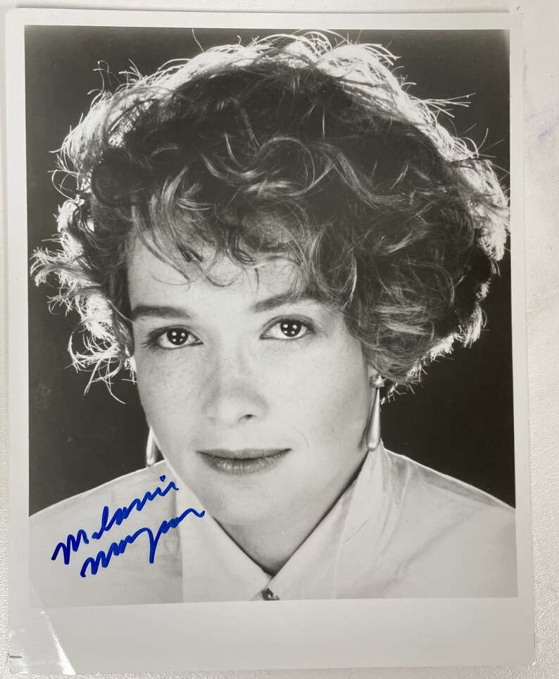 Melanie Mayron Signed Autographed Glossy 8x10 Photo Poster painting - COA Matching Holograms