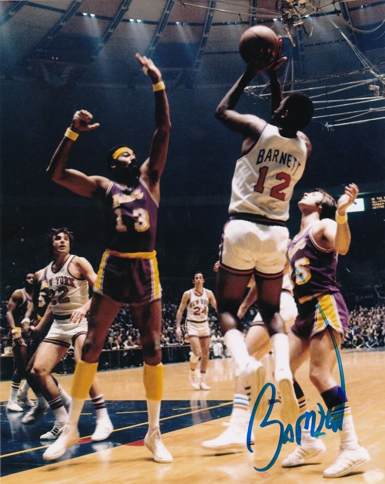 DICK BARNETT NEW YORK KNICKS ACTION SIGNED 8x10