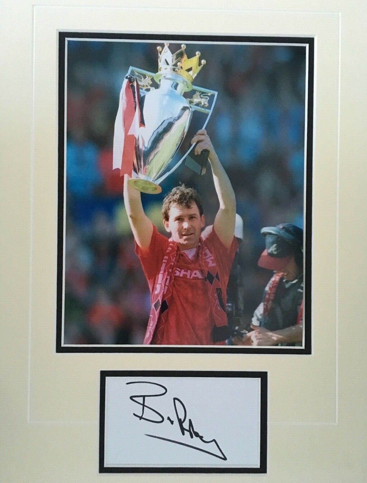 BRYAN ROBSON - Manchester United LEGEND - EXCELLENT SIGNED COLOUR Photo Poster painting DISPLAY